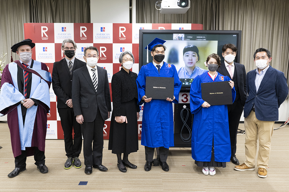 The first students to graduate from the College of International Relations’ Joint Degree Program pose at the school in March 2021. | RITSUMEIKAN UNIVERSITY